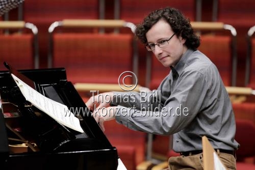 Deutscher Pianist Martin Helmchen begleitet das Gürzenich-Orchester Köln unter der Leitung des deutschen Dirigenten Markus Stenz in der Philharmonie Köln (© Thomas Brill)